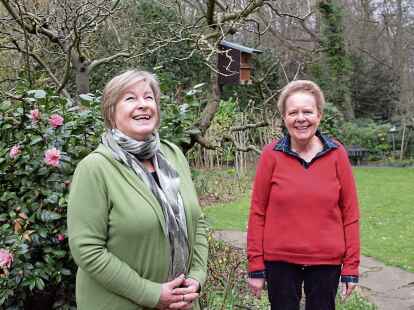 Trotz Sehbehinderung genie&szlig;en Brigitte Winter (links) und Elke Braune den Fr&uuml;hling und das Erwachen der Natur in vollen Z&uuml;gen.