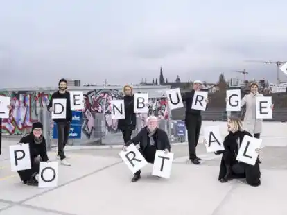 Stellen das Oldenburger Portal vor: (von links) Andreas B&uuml;ttner (Creative Mass), Jinke Fanselau (Kulturgesichter0441), J&uuml;rgen Boese (cre8), Manuela Girgsdies (Kulturgesichter0441), Norbert Egdorf (cre8), Roland Hentschel (Wirtschaftsf&ouml;rderung der Stadt), Mathilda Kochan (Creative Mass), Ina Lehnert-Jenisch (Wirtschaftsf&ouml;rderung der Stadt), Katharina Semling (Creative Mass).