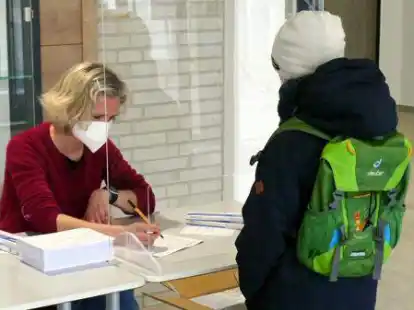 Ausgabe der Corona-Schnelltests: Am Neuen Gymnasium holten die Sch&uuml;lerinnen und Sch&uuml;ler die Testkits bereits in der vergangenen Woche in der Schule ab.