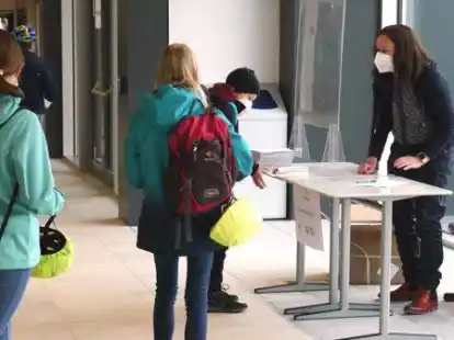 Ausgabe der Corona-Schnelltests am Neuen Gymnasium