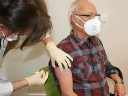 Erste Impfung: Der 77-j&auml;hrige Wolf Engelbart wird von Dr. Maria B&ouml;senberg mit dem Corona-Impfstoff von Biontech und Pfizer geimpft.