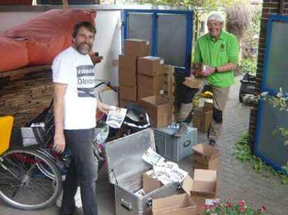 So sah es im vergangenen Jahr aus: &Uuml;ber 160 Kilogramm Schokolade sind in Oldenburg angekommen. Martin Bruns (rechts) holt 50 Kilogramm Schokolade f&uuml;r die Schokofahrt Wildeshausen ab. Die restliche Schokolade verteilt Dieter Hannemann (links) an die sieben Oldenburger Gesch&auml;fte.