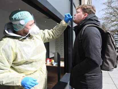 Neues Testzentrum an den Schlossh&ouml;fen in Oldenburg: Sebastian Kock (25) wird getestet von Michael Hinz.