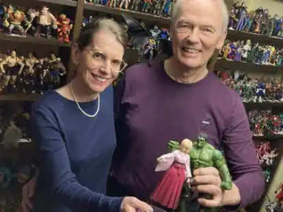 In ihrem Haus befinden sich mehr als 5000 Figuren: Sylke und Jan Bakker vor den Regalen, in denen die Figuren thematisch sortiert stehen.