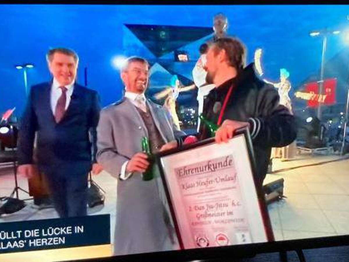 Oldenburg KlaasHeufer Umlauf bekommt Statue an Hauptbahnhof in Berlin Oldenburgs OB Jürgen
