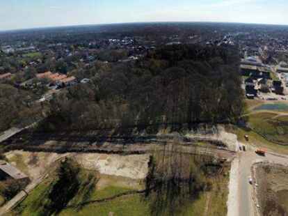 Blick auf die Fliegerhorstbaustelle von Norden aus Richtung Innenstadt: Links verl&auml;uft die Alexanderstra&szlig;e. Am n&ouml;rdlichen Rand des kleinen B&uuml;rgerbusches entsteht ein Fu&szlig;- und Radweg.