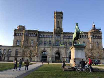 Das Hauptgeb&auml;ude der Leibniz Universit&auml;t Hannover: Hinter den Kulissen tobt ein Streit, ob ein Polizist ein Seminar geben darfs, das sich kritisch mit der Institution Polizei auseinandersetzen soll.
