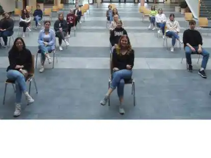 Machten ihr Wissen f&uuml;r die Polizei nutzbar: die Sch&uuml;lerinnen und Sch&uuml;ler des Leistungskurses Ern&auml;hrung des Beruflichen Gymnasiums Gesundheit & Soziales an den BBS 3