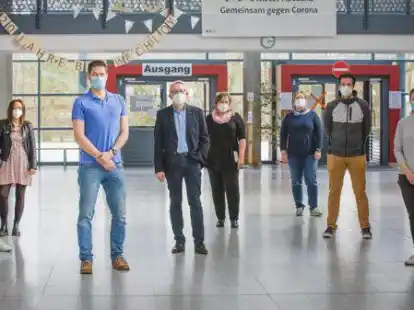 Lehrkr&auml;fte als Referenten (v.li.): Martin Wegmann, Lena Kuhlmann, Sarah Wingen, Max Lindenberg, Arno Grothe, Claudia Schwemmers, Maria Book, Daniel Nolan, Anna Reinken und Sven Wulff; nicht im Bild: D&ouml;rthe Ellerbeck, Arne Evers, Judith Jung und Katja Wramba