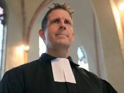 Der Bremer Pastor Olaf Latzel darf nach heftigen &Auml;u&szlig;erungen gegen Homosexuelle wieder auf die Kanzel. K&uuml;nftig will sich er erzkonservative Geistliche zur&uuml;ckhalten.