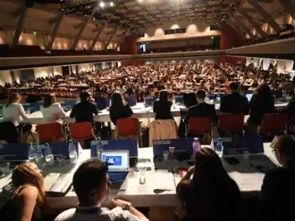 Die Olmun ist die gr&ouml;&szlig;te Sch&uuml;ler-UN-Simulation &ndash; hier ein Bild von der letzten Abschlusszeremonie.