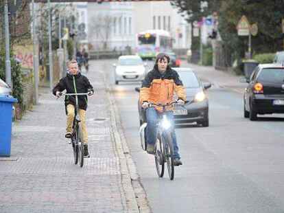 Situation an der Auguststra&szlig;e: Radfahrer, Autos und Busse (und auch Fu&szlig;g&auml;nger) m&uuml;ssen irgendwie miteinander klarkommen.