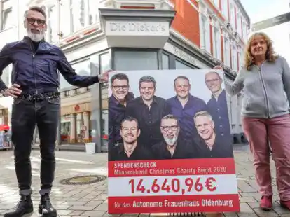 Tolles Ergebnis: Stefan Dieker &uuml;bergab den symbolischen Scheck am Dienstag an Hella Schnittker vom Frauenhaus &ndash; auf dem Bild (aus Abstandsgr&uuml;nden so montiert) die Freunde und Initiatoren (hinten v.li.) J&ouml;rg Kleinhauer, Ulrich Nerenz, Ralf Uhlhorn und Wulf Reschke sowie (vorn v.li.) Olaf Schmidt-M&uuml;hlenfeld, Stefan Dieker und Christian Hotze.