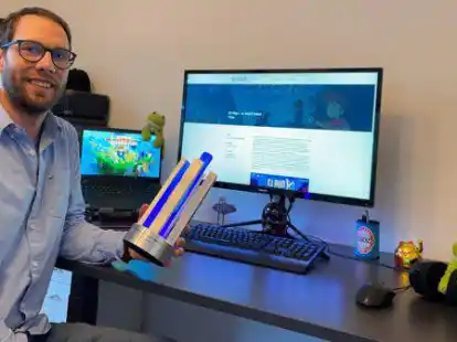 Gesch&auml;ftsf&uuml;hrer von Quantumfrog: Hendrik Rump im Homeoffice mit dem Deutschen Computerspielpreis, den er 2018 f&uuml;r die Lernspiel-App &bdquo;VocabiCar&ldquo; in der Kategorie &bdquo;Bestes Serious Game&ldquo; gewonnen hat.