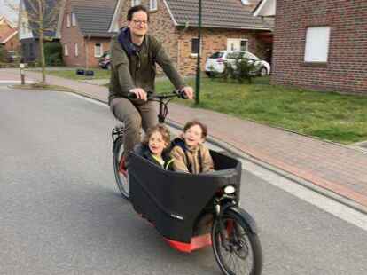 Zu dritt flott unterwegs auf zwei R&auml;dern: NWZ-Redakteur Christian Schwarz mit seinen beiden S&ouml;hnen Henri (6, links) und Frederick (9)