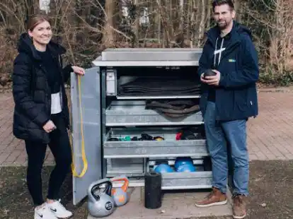 Miriam Benesch und Bernd Zerbe vom Sportamt der Stadt M&uuml;nster zeigen eine Sportbox.