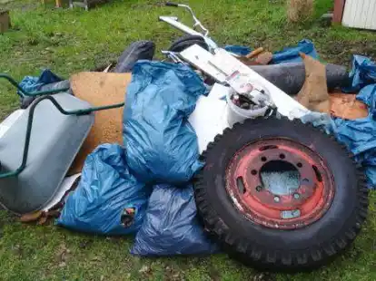 Da liegt der Dreck: Diesen Haufen Unrat hatte der B&uuml;rgerverein Krusenbusch gesammelt.