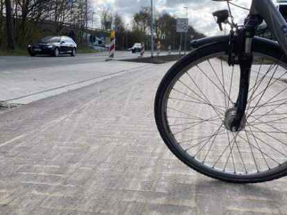 Der neue Radweg am westlichen Pophankenweg wurde gepflastert.