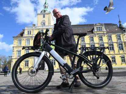 Vor dem Schloss unterwegs: Christoph Kiefer testet ein kompaktes Cargo Bike.