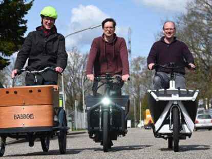Testen Lastenfahrr&auml;der: die Redakteure (von links) Christoph Kiefer, Christian Schwarz und Patrick Buck