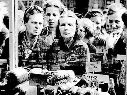 1948 &ndash; Neue W&auml;hrung, volle Schaufenster: Die W&auml;hrungsreform vom 20. Juni 1948 ver&auml;nderte das Leben in Deutschland schlagartig. Jeder B&uuml;rger und jede B&uuml;rgerin erhielt 40 D-Mark. &bdquo;&Uuml;ber Nacht wandelte sich das Bild&ldquo;, hie&szlig; es in der Nordwest-Zeitung. Zum Ende des Jahres fiel die Bilanz jedoch differenzierter aus: &bdquo;Wie krass haben sich in Stadt und Land die Besitzverh&auml;ltnisse verschoben&ldquo;.