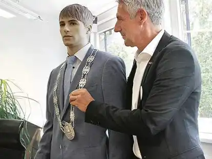 Eher selten im Einsatz: die  B&uuml;rgermeisterkette, hier beim  Tag der offenen T&uuml;r im Rathaus Gro&szlig;enkneten 2019