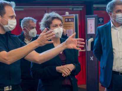 Andreas Schiefbahn (von links) erl&auml;uterte Niedersachsens Gesundheitsministerin Daniela Behrens im Beisein von Oberb&uuml;rgermeister J&uuml;rgen Krogmann den Ablauf im Impfzentrum. Im Hintergrund Stadtsprecher Reinhard Schenke.