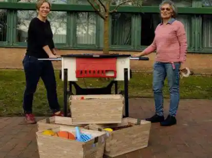 Testeten schon mal den neuen Freiluft-Kicker: die stellvertretende Schulleiterin Sonja Alefs (li.) und Gundel D&ouml;hner, die Vorsitzende des Freundeskreises.