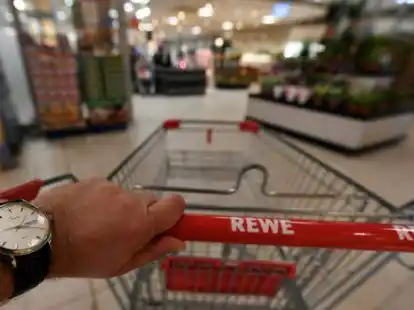 Nicht mehr lange ge&ouml;ffnet: Wegen der Ausgangssperre schlie&szlig;t dieser Supermarkt um 22 statt um 0 Uhr  seine T&uuml;ren