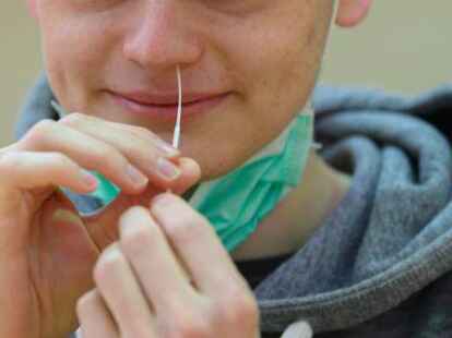 Ein Sch&uuml;ler  testet sich mit einem Schnelltest auf das Coronavirus (Symbolbild).