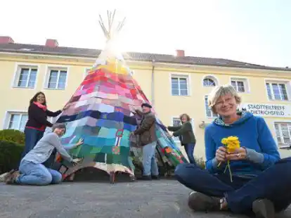Ein Tipi f&uuml;r Oldenburg unterwegs: Am ersten Standort in Dietrichsfeld stellten (von links) Jutta Hinrichsen, Sophie Arenh&ouml;vel, Ruudi Ivanov, Regina Dirksen und Meike Plewa das Projekt vor.