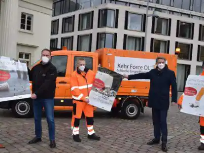 Pr&auml;sentierten drei Plakate der &bdquo;Bleib sauber, Oldenburg!&ldquo;-Kampagne: Oberb&uuml;rgermeister J&uuml;rgen Krogmann (2. von rechts) sowie Volker Schneider-K&uuml;hn (von links), Torsten von Varel, Holger Bunjes und Ernst M&uuml;ller vom AWB.