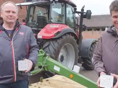 <p>Ein kleines Ger&auml;t, das das Leben von Wildtieren retten kann: Ingo Wachtendorf (links) und J&ouml;rn Wragge freuen sich, dass fast alle Grr&uuml;nlandbauern aus der Gemeinde bei der Sammelbestellung des Landvolks mitgemacht haben. </p>
