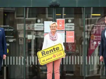 In Edewecht verabschiedet: die stellvertretende Filialleiterin Karin Kruse mit Filialleiter Jan-Olrik Sch&uuml;rmann (links) und Markus Neumann, Direktionsleiter Privatkunden Region Ammerland-Friesland