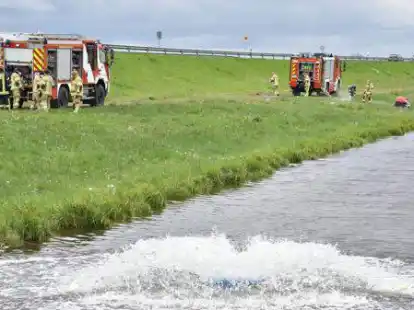 Die Feuerwehr bel&uuml;ftet das Wasser im Geestrandgraben entlang der Elsflether Stra&szlig;e.