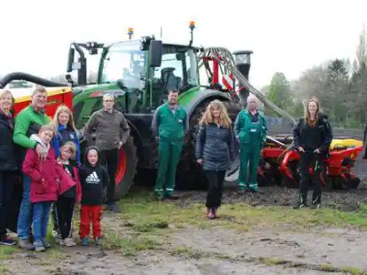 Stellten das Projekt vor: Claudia und Peter Beeken mit Kindern, Henning Cramer, landwirtschaftlicher Club Ocholt, Jan-Dieter von Aschwege, Lohnunternehmer aus Torsholt, Dr. Tatjana Hoppe, Ammerl&auml;nder Landvolkverband, Dirk von Aschwege, Saskia Zoll, Ammerl&auml;nder Landvolkverband und Ulrich Kapteina, Umweltbildungszentrum des Landkreises Ammerland.