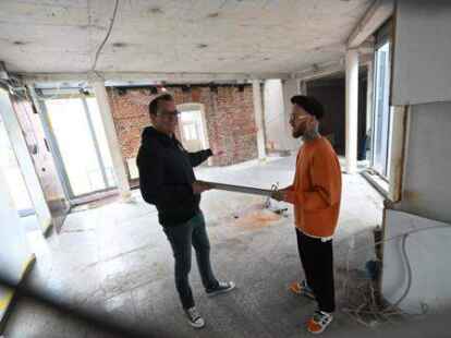 Die Mitgesellschafter auf der Baustelle: Philipp Grasl (links), der das Gastro-Projekt vor allem kaufm&auml;nnisch betreut, und Gastronom Jonah Wiggers, der neben MOTO-Macher Hien Tran Duy auch als Betriebsleiter vor Ort sein wird.