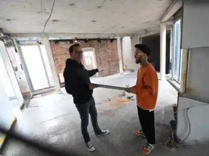 Die Mitgesellschafter auf der Baustelle: Philipp Grasl (links), der das Gastro-Projekt vor allem kaufm&auml;nnisch betreut, und Gastronom Jonah Wiggers, der neben MOTO-Macher Hien Tran Duy auch als Betriebsleiter vor Ort sein wird.