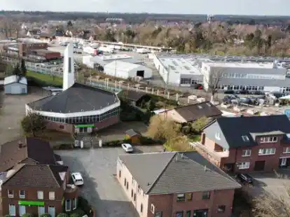 Ein Blick von oben auf Ofenerdiek:  Vor den Gleisen das Kulturzentrum in der ehemaligen Pauluskirche,  hinten rechts das Gel&auml;nde der Firma Herzog und hinten links die Gem&uuml;segro&szlig;marktfl&auml;che