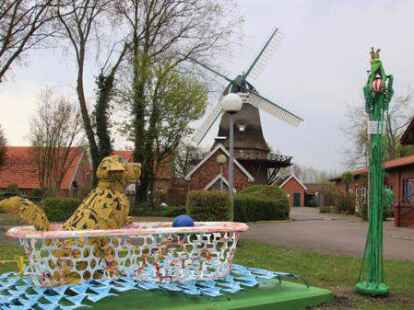 Ein Hund in der Badewanne: Diese Skulptur steht nun vor dem Hengstforder Freibad.