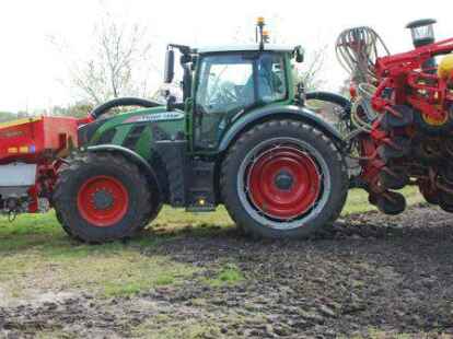 Eine Hightech-Maschine der Landwirtschaft: Der Fendt 724 V&auml;derstatt Maisleger FH 2200, der achtreihig mit 75 Zentimetern Reihenabstand Mais legen kann. 240 PS verleihen ihm jede Menge Kraft.