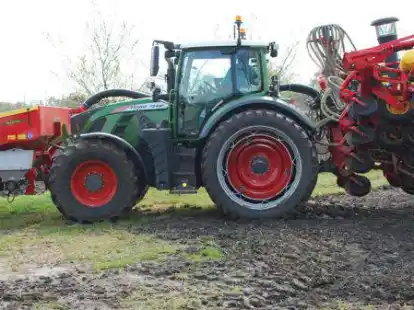 Eine Hightech-Maschine der Landwirtschaft: Der Fendt 724 V&auml;derstatt Maisleger FH 2200, der achtreihig mit 75 Zentimetern Reihenabstand Mais legen kann. 240 PS verleihen ihm jede Menge Kraft.