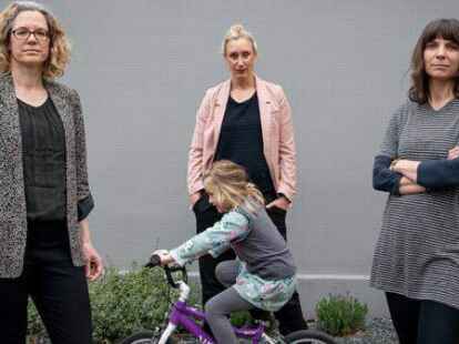 Haben einen offenen Brief an Kultusminister Grant Hendrik Tonne geschrieben: Dinah Maasch (von links), Julia G&uuml;nther mit ihrer Tochter und Isabel Rojas