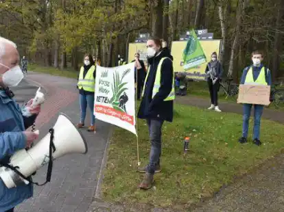 Rolf Gr&ouml;sch  (links) vom Naturschutzbund protestiert gegen den Stra&szlig;enneubau.
