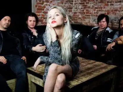 &bdquo;Emily Falls&ldquo;: Emily Fr&ouml;hling mit den Musikern ihrer Band (von links) Dennis Kr&uuml;ger, Dennis Fahlenkamp, Paul Keller und Jet Romero.