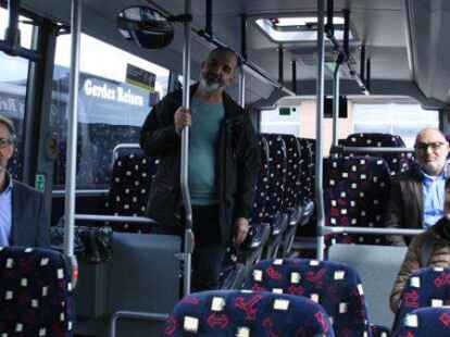 &bdquo;Deutsche Sprache, schwere Sprache&ldquo;: F&uuml;r mehr Verst&auml;ndnis werben Ulf Pavel (v. l., kaufm&auml;nnischer Gesch&auml;ftsleiter Gerdes Reisen), Bassam Khalifeh, Mohammed Achbady und Anne Higgen (AIA-Gesch&auml;ftsf&uuml;hrerin).