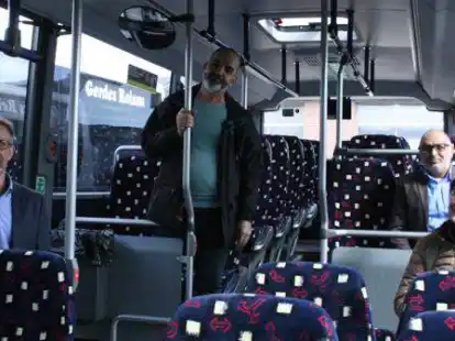 &bdquo;Deutsche Sprache, schwere Sprache&ldquo;: F&uuml;r mehr Verst&auml;ndnis werben Ulf Pavel (v. l., kaufm&auml;nnischer Gesch&auml;ftsleiter Gerdes Reisen), Bassam Khalifeh, Mohammed Achbady und Anne Higgen (AIA-Gesch&auml;ftsf&uuml;hrerin).