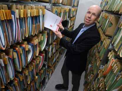 Schon tief in die Aktenlage eingetaucht &ndash; der neue Finanzamtsvorsteher in Oldenburg: Andreas Beyer (54)