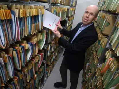 Schon tief in die Aktenlage eingetaucht &ndash; der neue Finanzamtsvorsteher in Oldenburg: Andreas Beyer (54)