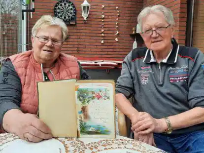 Pr&auml;sentieren das Poesie-Album seiner Gro&szlig;mutter Anna: Haidrun und Werner Nienaber.